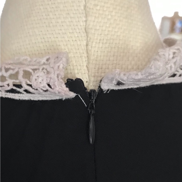 Cute Black Short Sleeve Dress with White Lace Zipper Size Large - Picture 4 of 8